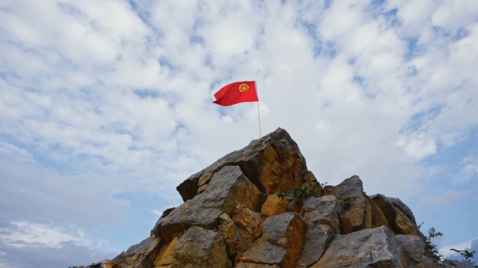 山顶团旗奔跑