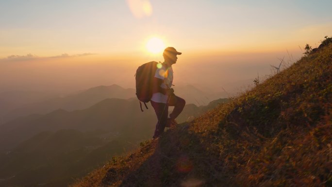 徒步励志攀登大雾登山森林大自然探险背包客