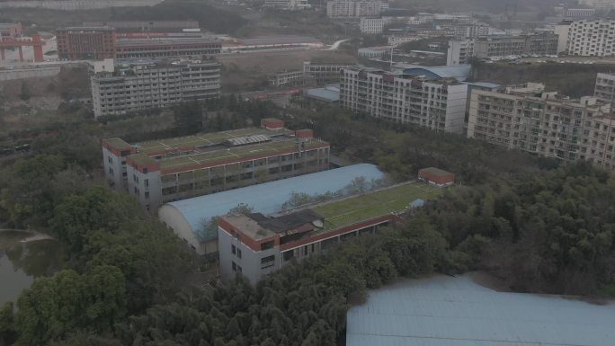 县城学校体育场上踢足球运动0743