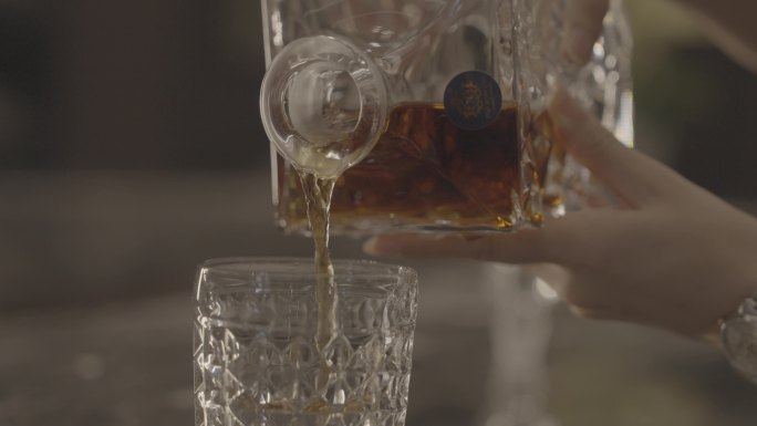 优雅豪宅环境精致倒酒品酒奢华生活