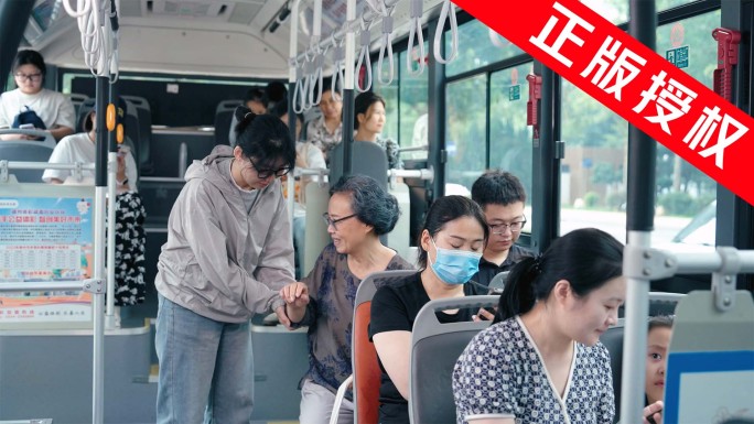 公交车给老年人让座 文明出行 关爱帮助