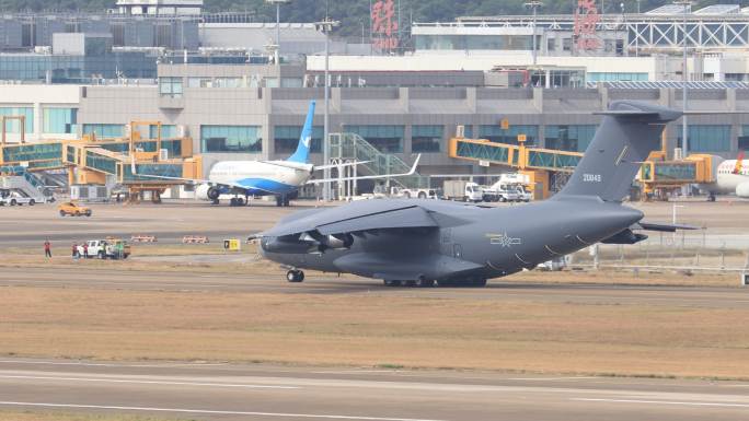 中国空军运油20在跑道准备起飞