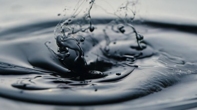 毛笔划过水面 笔墨散开 墨色晕染