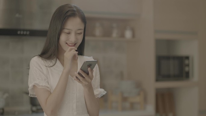 美女居家看手机