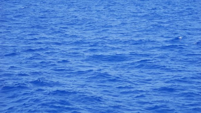 海浪翻滚，形成泡沫质感，向前涌动，以4K慢动作120帧每秒捕捉自然的强大动感。
