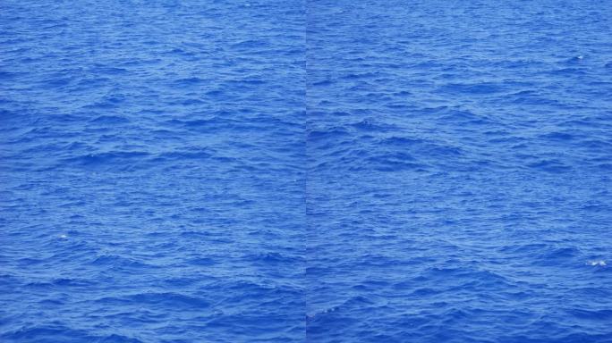 海浪翻滚，形成泡沫质感，向前涌动，以4K慢动作120帧每秒捕捉自然的强大动感。