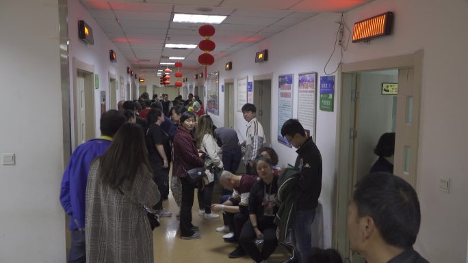 兰州大学 第二医院 超声室等待检查 人群