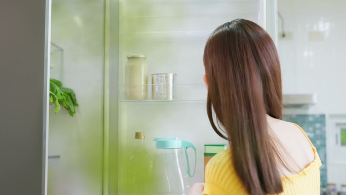 女人打开冰箱