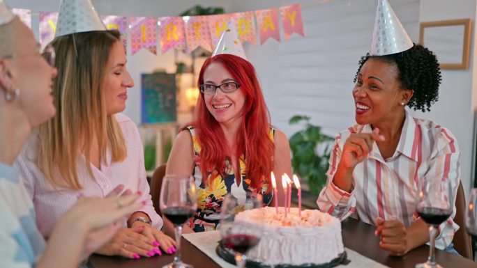 成熟女性在家与女性朋友庆祝生日