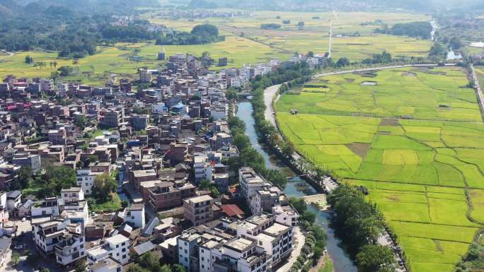 航拍湖南永州宁远县九嶷山下灌村秋天的稻田