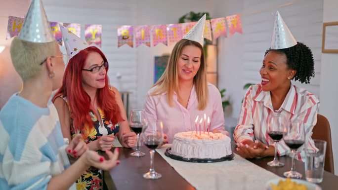 成熟女性在家与女性朋友庆祝生日