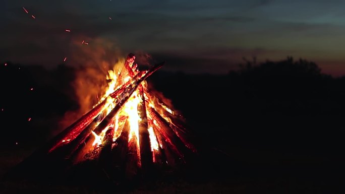 夏夜的大篝火 - 慢动作