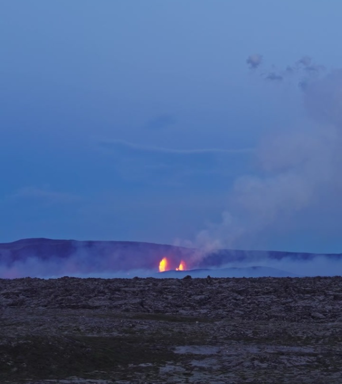 黄昏时分，远处小型火山喷发，熔岩燃烧着周围环境。