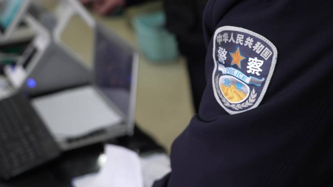 公安查房警察检查九小场所