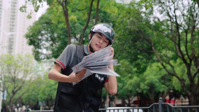 快递员焦急打电话送快递