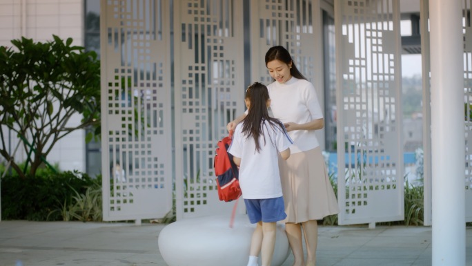 妈妈送孩子上学孩子玩耍上学美好生活成长