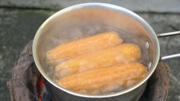 甜玉米正在煮。