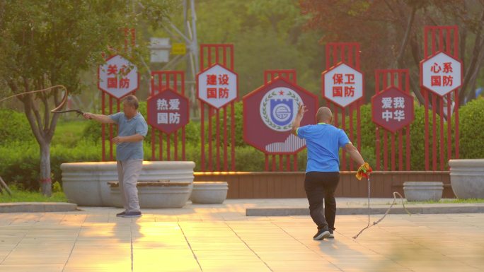 夕阳公园练鞭子红色主题背景