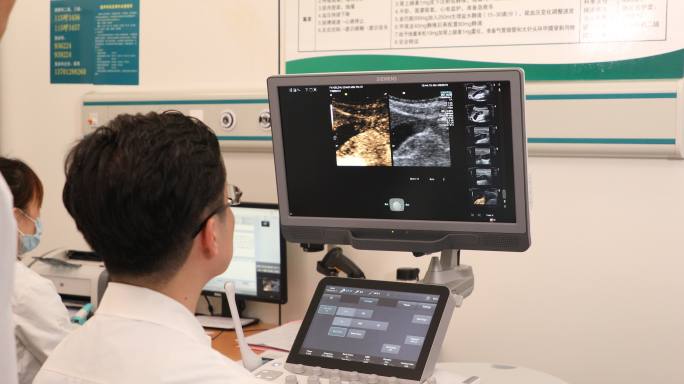 医生使用超声设备给患者检查