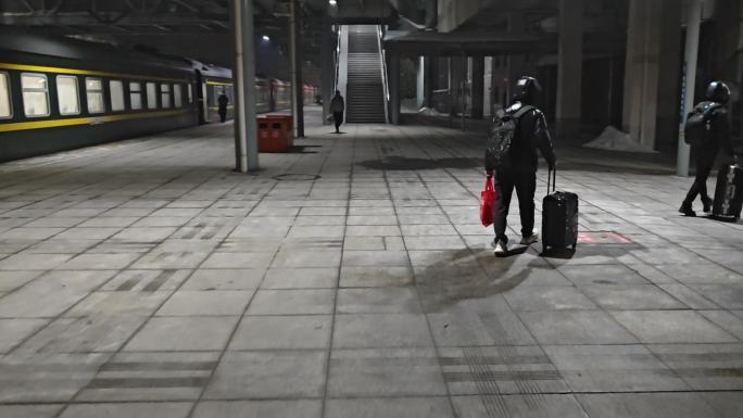 绿皮火车 冬季归乡过年的人