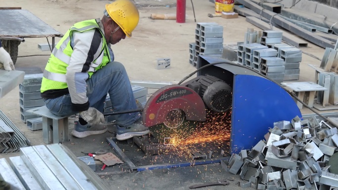 建筑工地工人施工