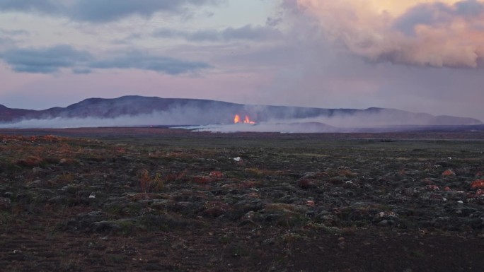 小火山远处喷发，熔岩燃烧周围环境。