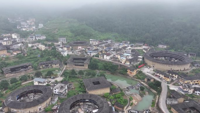 乡村晨雾中的圆形农村建筑和土房。