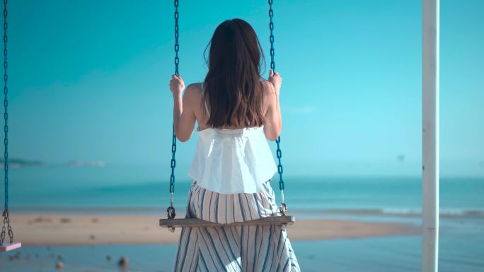 01-女生海边荡秋千