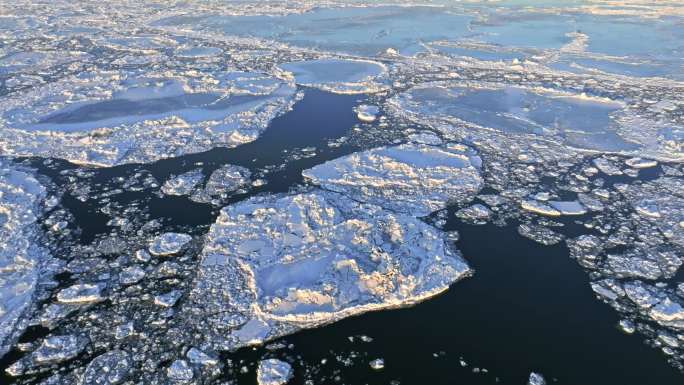 辽宁大连排石景观 海冰  礁石 寒冷