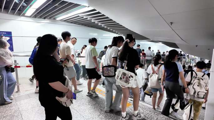 都市脉搏：地铁背影的流动韵律
