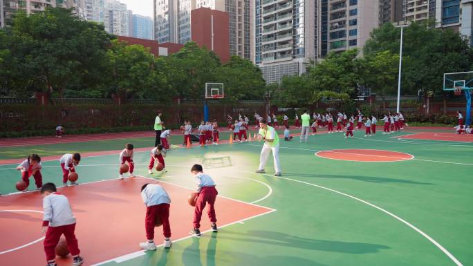 4K 学校操场，学生篮球运动