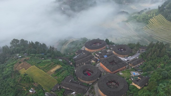 乡村晨雾中的圆形乡村建筑和土房。