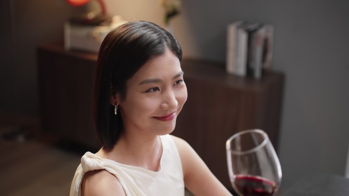 女生用玻璃杯喝红酒