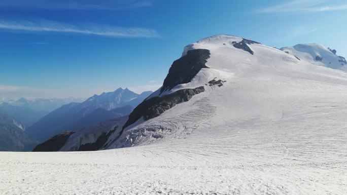 航拍无人机镜头推进至瑞士阿尔卑斯山的巨大雪山，采尔马特。