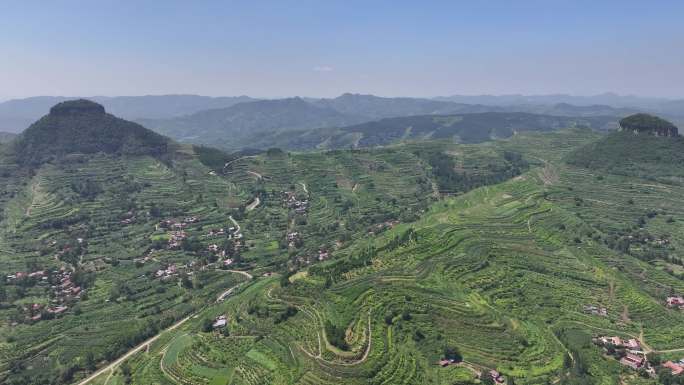 航拍临沂岱崮崮上草原多角度拍摄