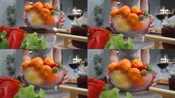 美女摆放水果