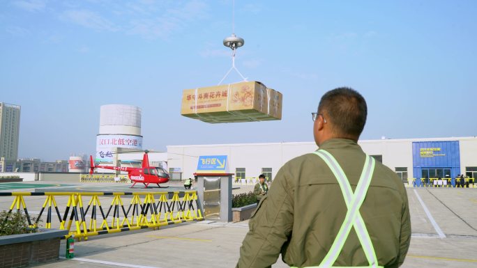 实拍大型无人机吊运货物 低空经济