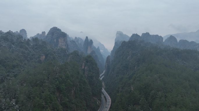 张家界初雪的峰林公路