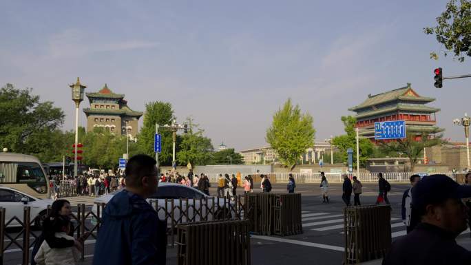 旅游城市 行人过马路