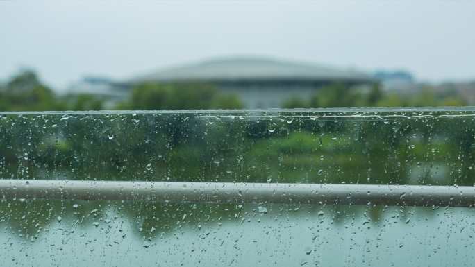 大学校园体育馆雨滴下雨