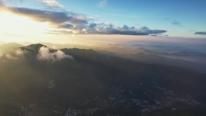 日出大地曙光照耀光芒山脉群山