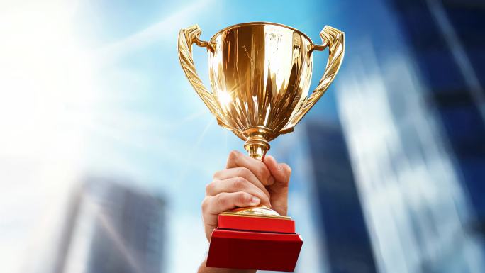 手拿奖杯仰望高楼大厦成功职场拼搏企业宣传