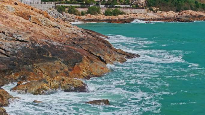 波涛汹涌的海浪拍打海岸礁石