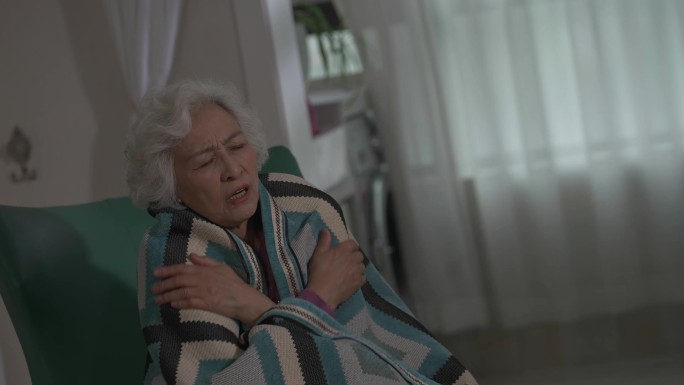 独居老人 哆嗦 天寒 冷的哆嗦 冷的发抖