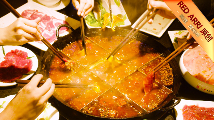 吃火锅烫毛肚鸭肠 朋友聚餐干杯喝酒