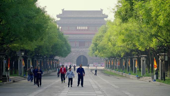 北京中轴线永定门公园林荫步道清晨风光