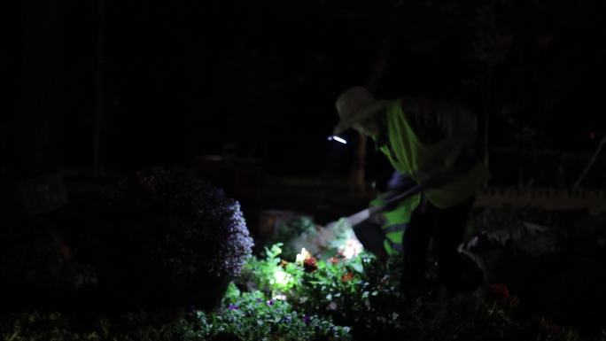夜间绿化种植 环卫工人夜间绿化