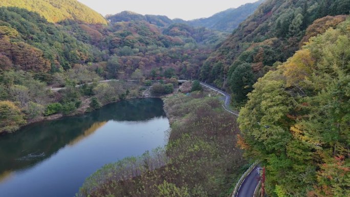 山梨县北杜市的水垣湖是用无人机拍摄的。