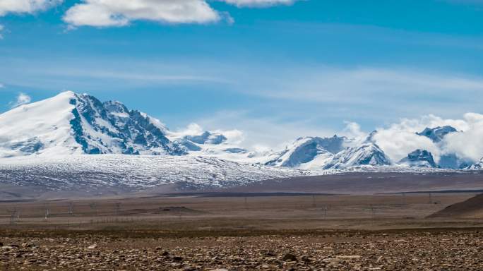 西藏阿里地区的雪山风光