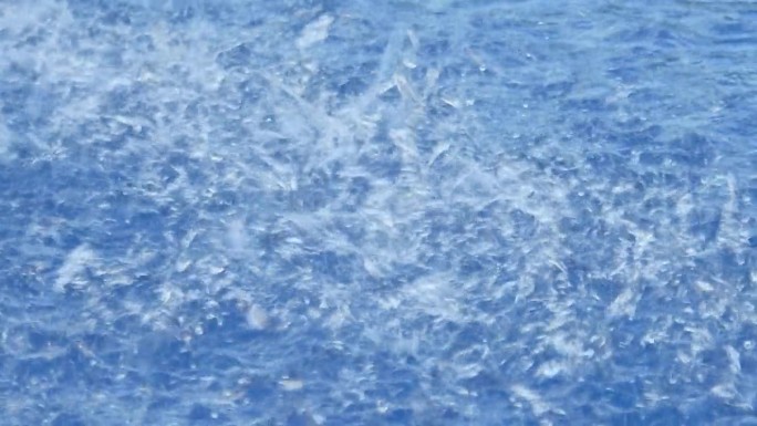 水面波纹和溅水，慢动作300fps下创造出动态的图案和纹理。